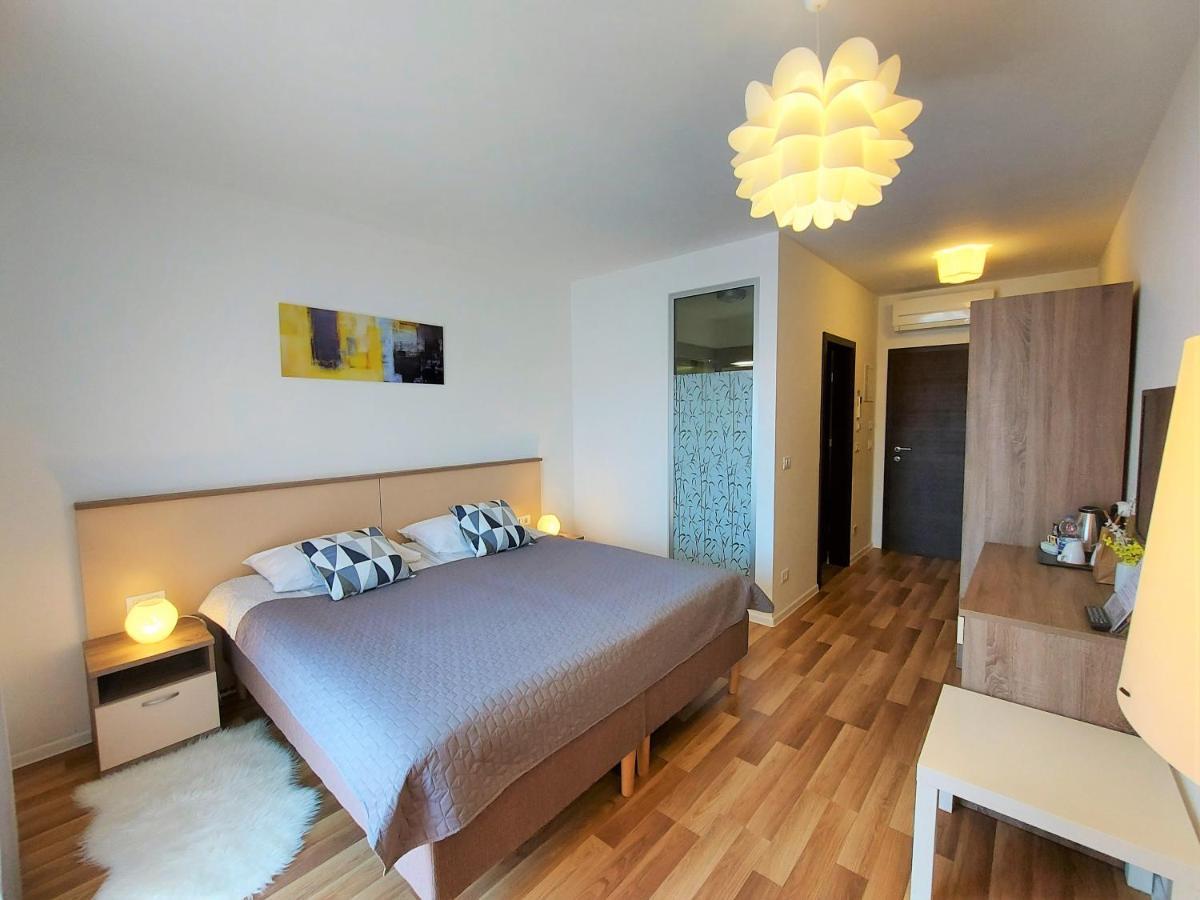 Rooms And Apartments Istrasoley 발 외부 사진