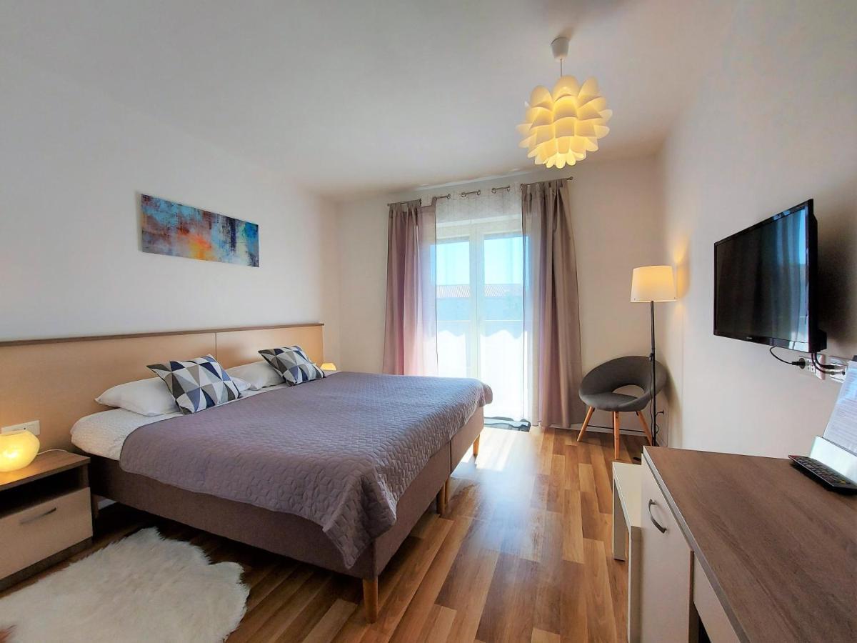 Rooms And Apartments Istrasoley 발 외부 사진
