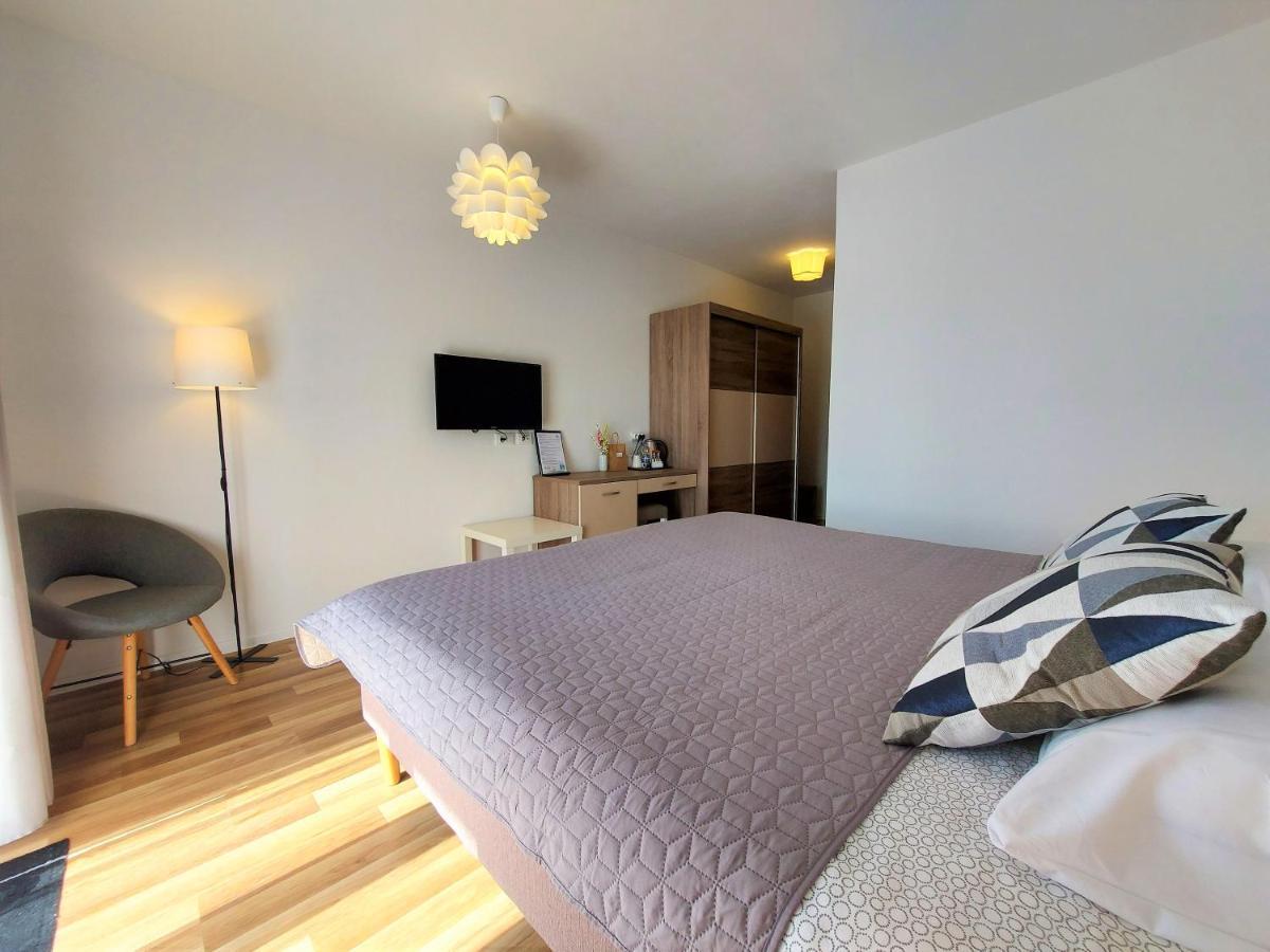 Rooms And Apartments Istrasoley 발 외부 사진