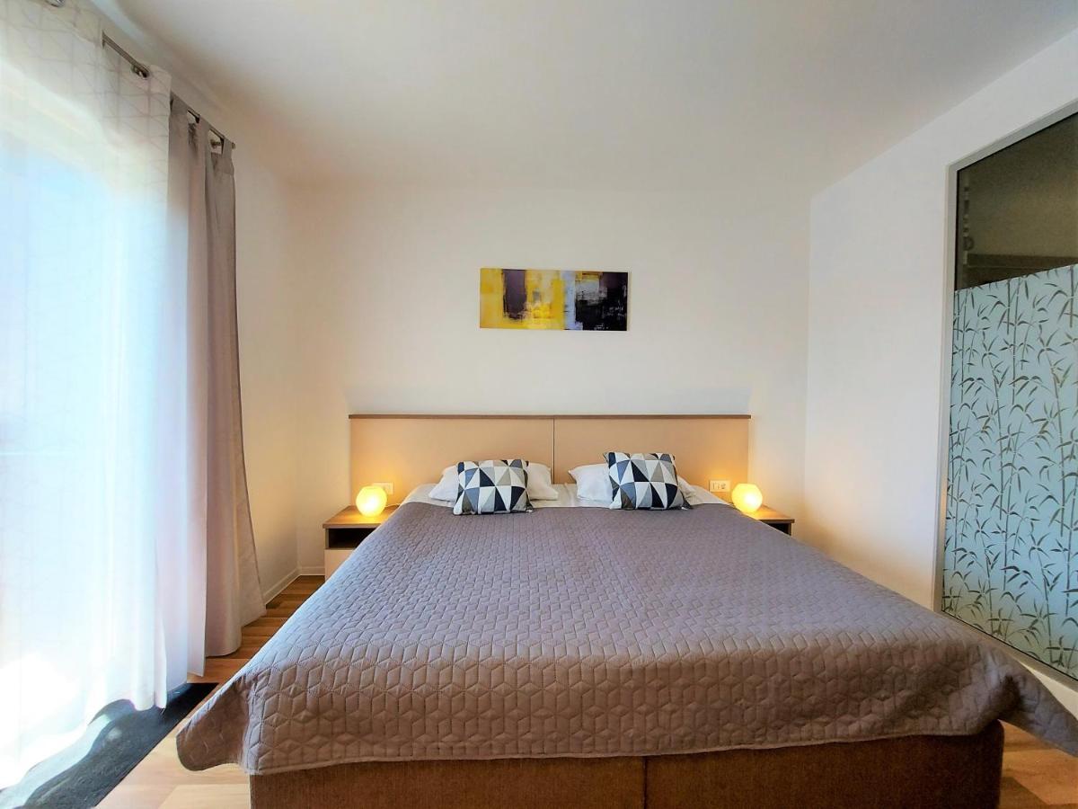 Rooms And Apartments Istrasoley 발 외부 사진