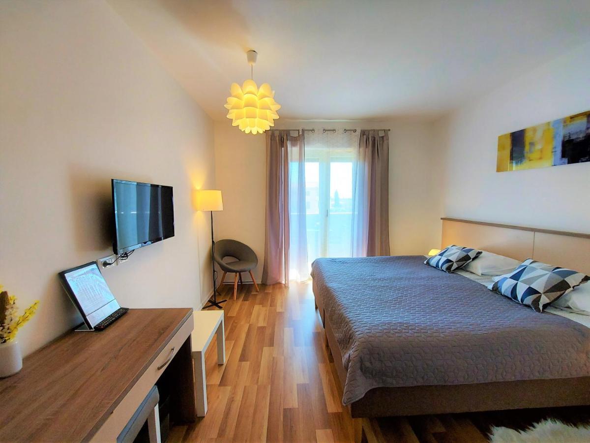 Rooms And Apartments Istrasoley 발 외부 사진