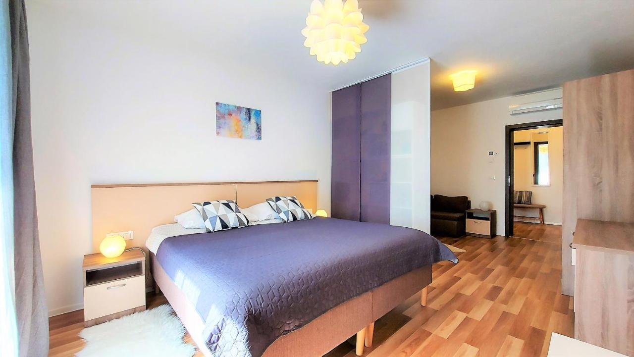 Rooms And Apartments Istrasoley 발 외부 사진
