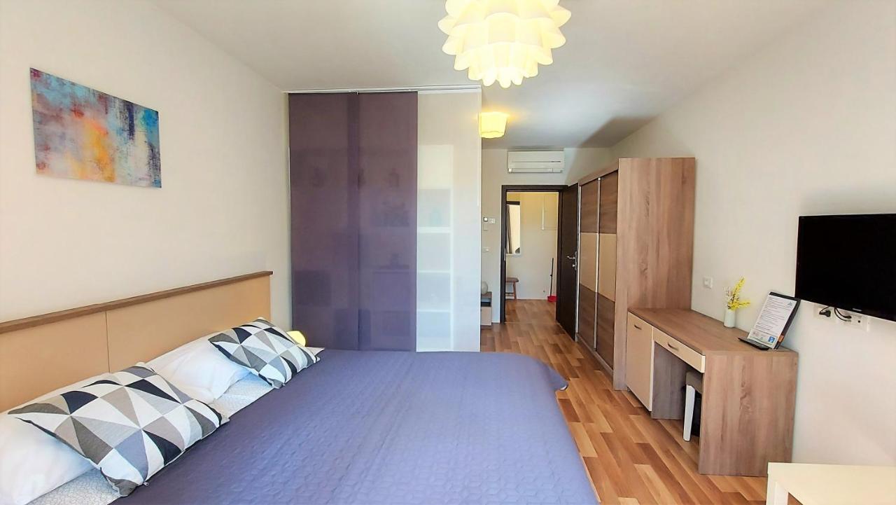Rooms And Apartments Istrasoley 발 외부 사진