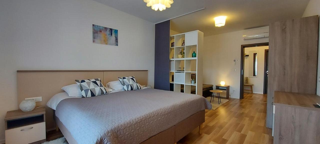 Rooms And Apartments Istrasoley 발 외부 사진