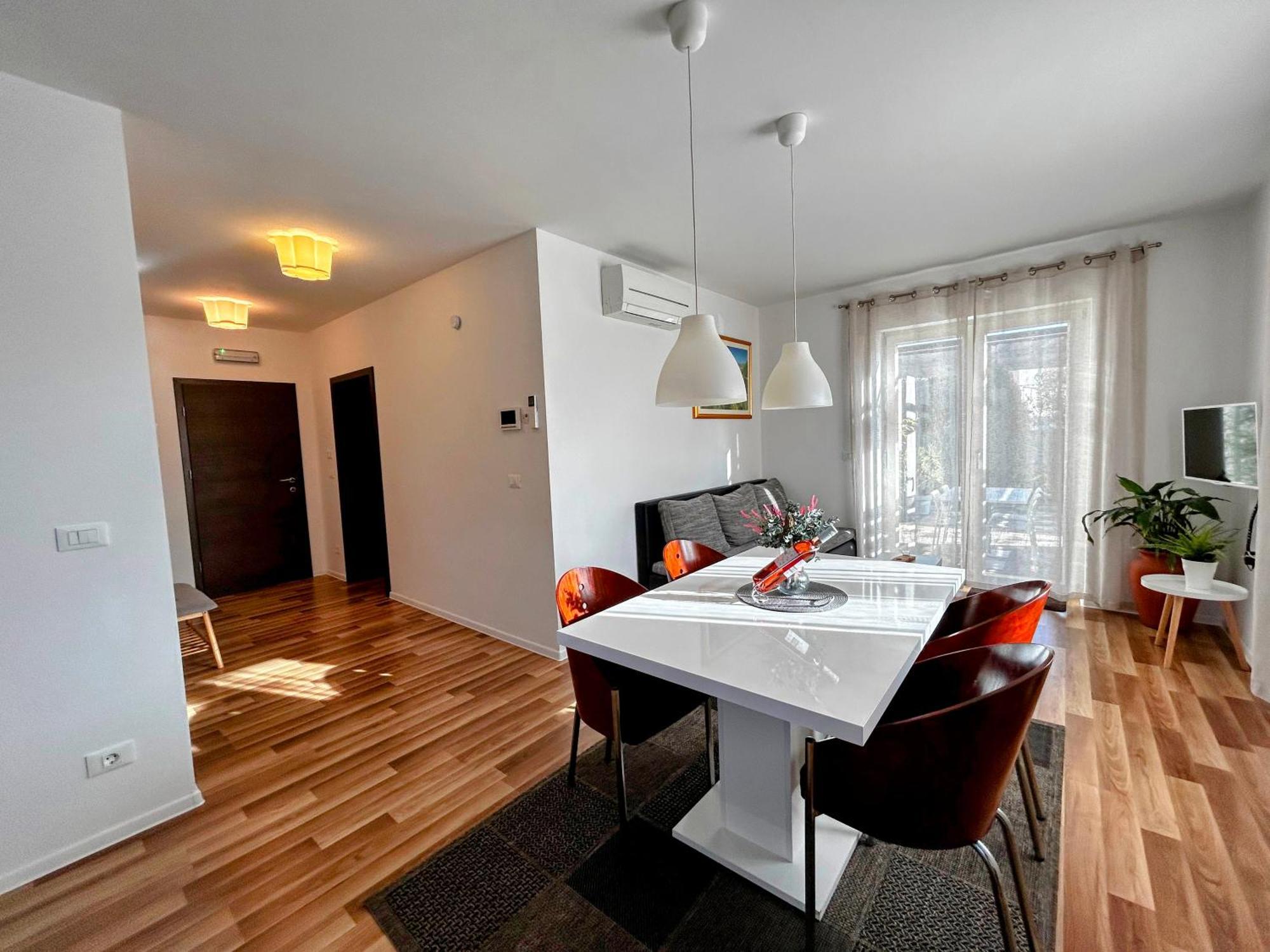 Rooms And Apartments Istrasoley 발 외부 사진