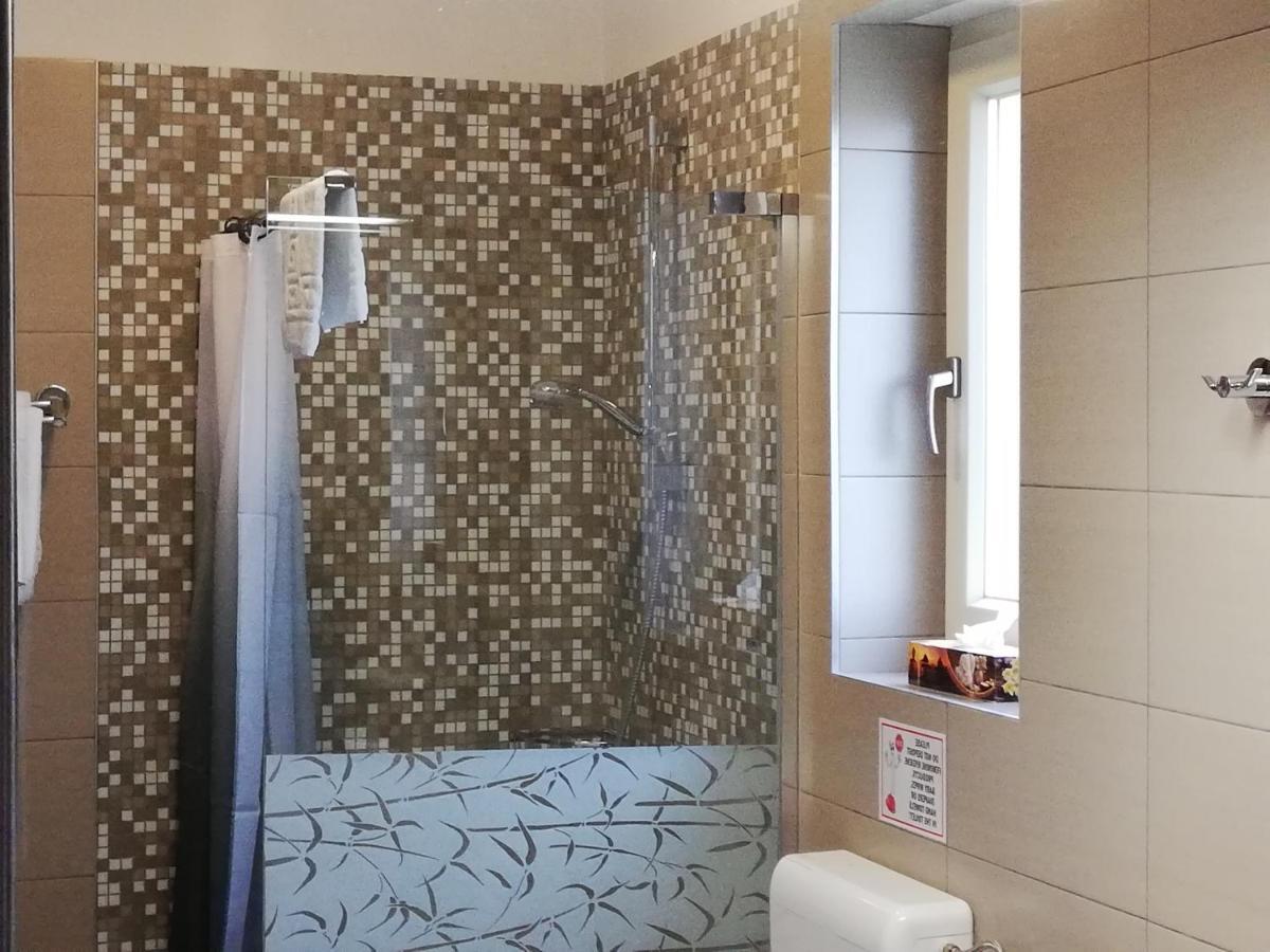 Rooms And Apartments Istrasoley 발 외부 사진